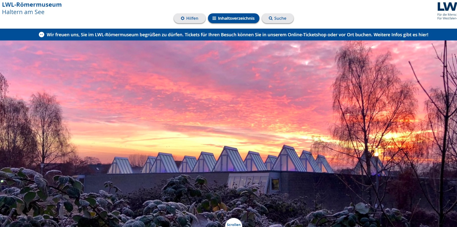 Ein Screenshot der Website des LWL-Römermuseums Haltern am See. Zu sehen sind Teile des Museums in der Landschaft bei Sonnenuntergang.