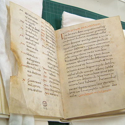 Foto der aufgeschlagenen Apicius-Handschrift (ca. 900 n. Chr.), rechte Buchseite mit der Überschrift "Conditium Paradoxum" aus dem Kloster Fulda in Deutschland.