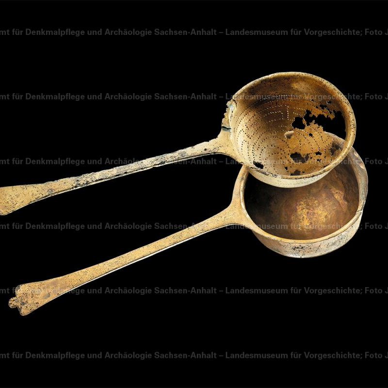 Foto einer römischen Kelle-Sieb-Garnitur aus Bronze zum Abseihen der Weingewürze. Kelle und Sieb besitzen eine halbkugelige Form, einen schmalen Griff und sind aus einem Stück gearbeitet. Foto:  Landesmuseum für Vorgeschichte / Juraj Lipták (RR-F) 