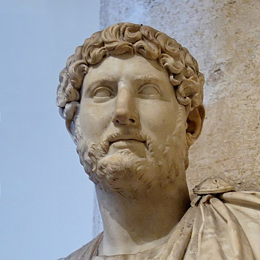 Marmorbüste des römischen Kaisers Hadrian (76-138 n. Chr.). Er trug neben einer kurzen Lockenfrisur wieder einen Bart. Kapitolinische Museen, Rom.