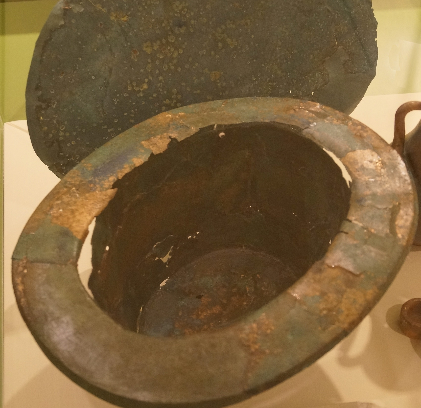 Fotografie eines zylinderförmigen metallenen Nachttopfs mit Deckel, Teil des Toilettegeschirrs der sog. Priesterin aus Erkelenz-Borschemich. LVR-LandesMuseum Bonn.