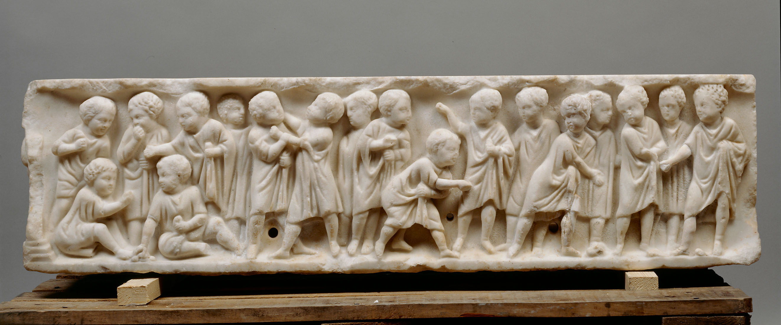 Das Relief des römischen Kindersarkophags aus dem 2. Jh. n. Chr. zeigt Kinder beim Nüssespiel. Kunsthistorisches Museum Wien.