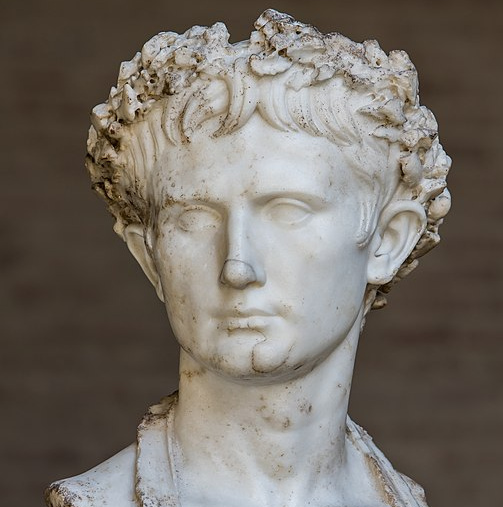 Foto einer Marmorbüste des ersten römischen Kaisers Augustus (63 v. Chr. - 14 n. Chr.). Er trug gemäß seiner Porträtdarstellungen keinen Bart.